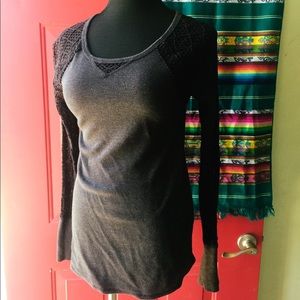 Black thermal top with loosely knitted sleeves